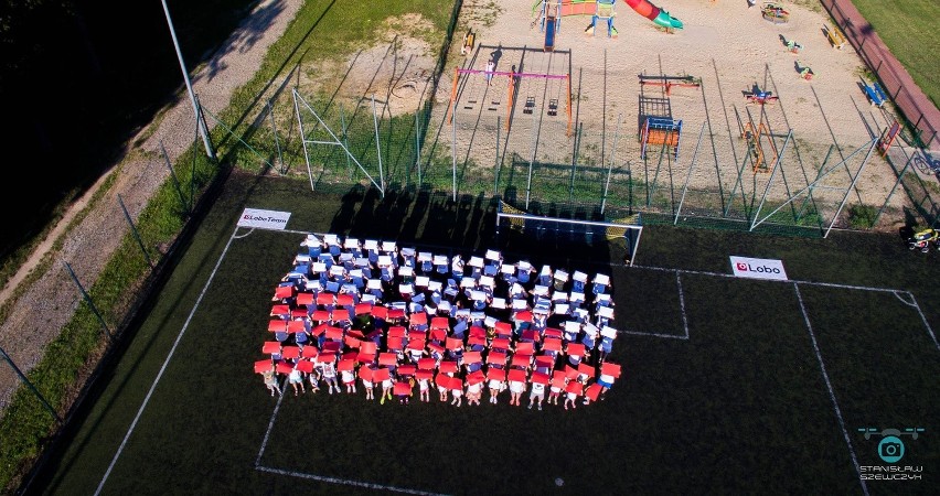 Euro 2016. Kibice ze Zwolenia utworzyli "żywą" flagę