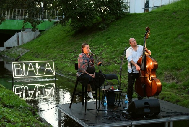 Biała czysta kulturalna. Maniucha i Ksawery na rzece