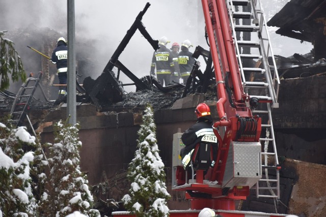 W momencie wybuchu pożaru w budynku przebywało dwóch pracowników, którym udało się szybko ewakuować