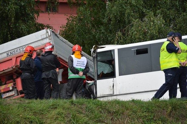 W zderzeniu ciężarówki i autobusu w Świniarsku zginęły trzy osoby a dziewięć zostało poważnie rannych