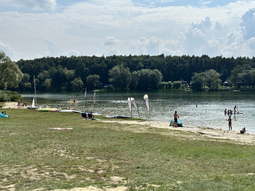 Plaża w Pławniowicach czeka na miłośników opalania.