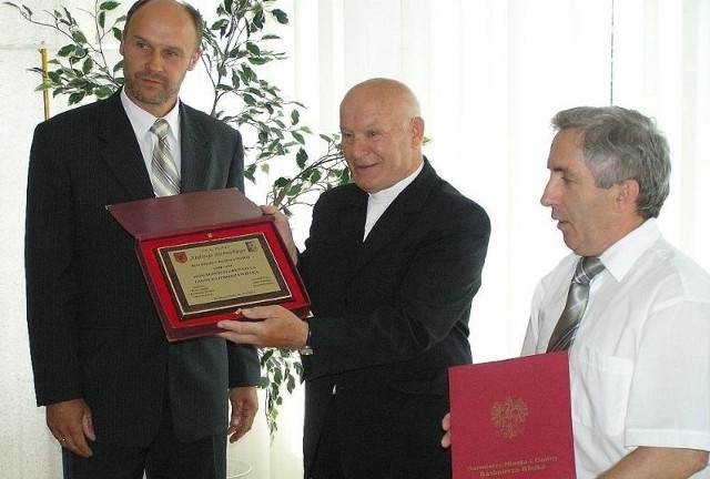 Ksiądz Andrzej Biernacki jako pierwszy otrzymał honorowe obywatelstwo Kazimierzy Wielkiej - z rąk burmistrza Adama Bodziocha (z prawej) i przewodniczącego Rady Gminy Krzysztofa Magnesa.