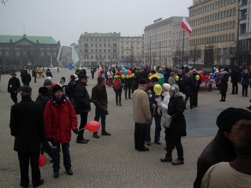 KOD apelował o przytulanie się na placu Wolności