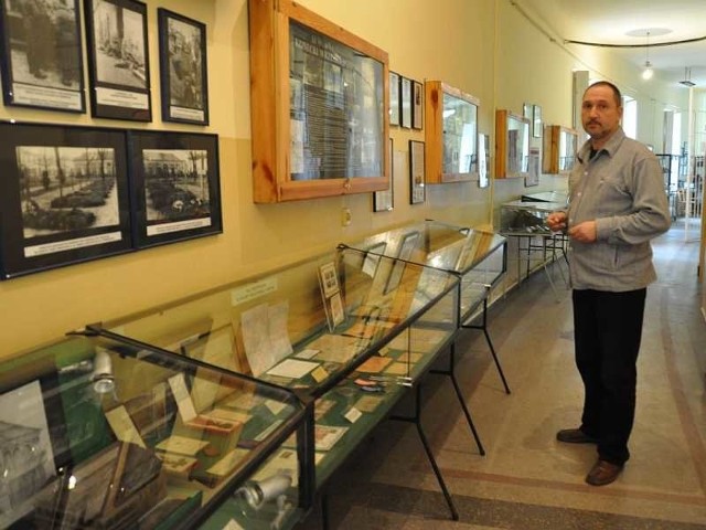 Obecnie eksponaty, które pokazuje społeczny dyrektor muzeum Wojciech Pasek, zgromadzone są na korytarzu Powiatowego Urzędu Pracy