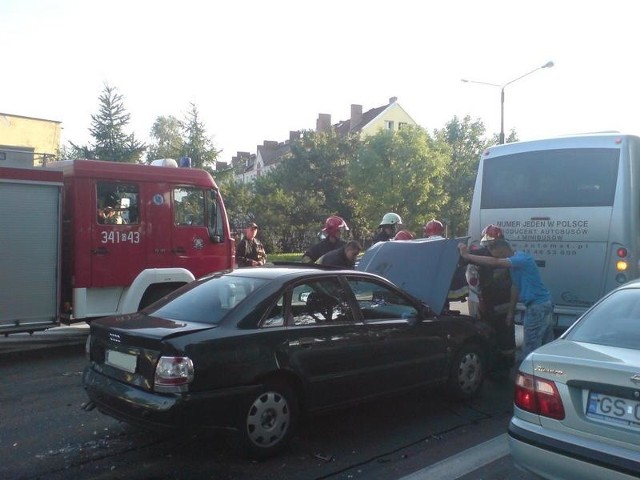 Ponad dwa promile mial kierowca nissana, który w poniedzialek wieczorem spowodowal kolizje na ul. Szczecinskiej w Slupsku. Uderzyl w samochód stojący przed nim, który z kolei wpadl na autobus.