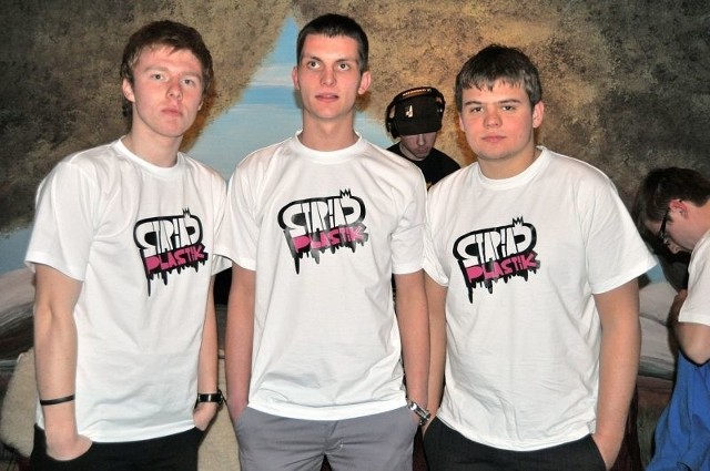 Na zdjęciu od lewej: Łukasz Dziewic, Mateusz Siudak oraz Tomasz Zieliński "ZLK&#8221;, czyli twórcy inicjatywy "Stapiać plastik&#8221;.