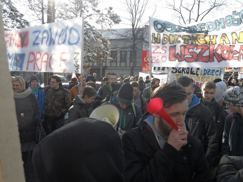 Protest przeciwko likwidacji szkół w Żywcu i Węgierskiej...