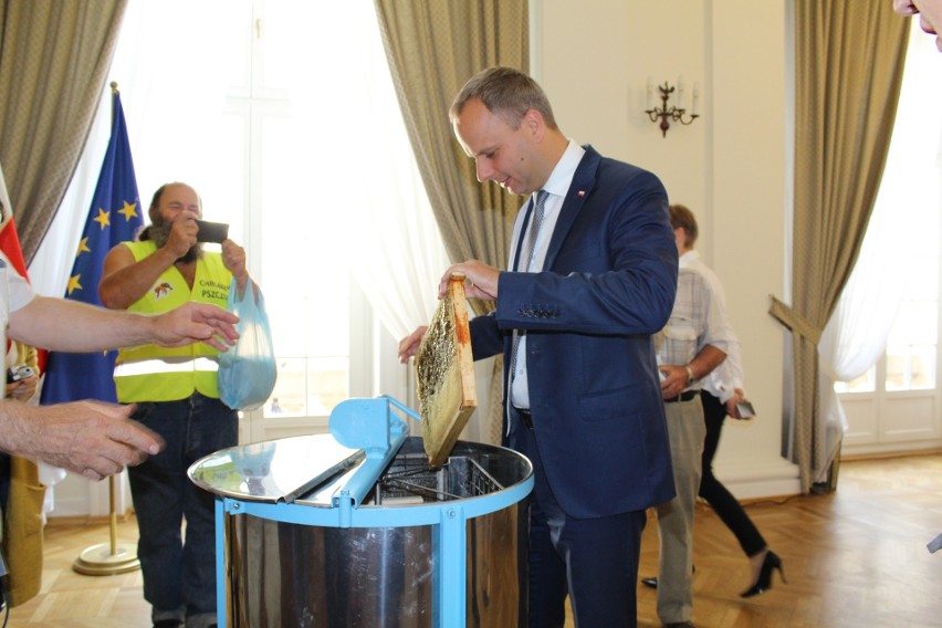 Jest już miód z pasieki na dachu urzędu wojewódzkiego