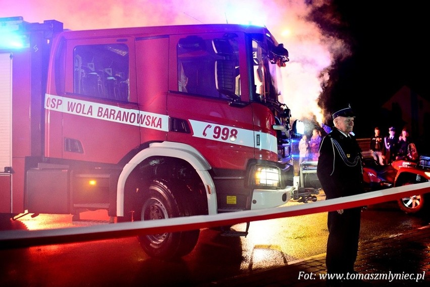 Strażacy z Woli Baranowskiej hucznie przyjęli nowy samochód. Kosztował ponad milion  