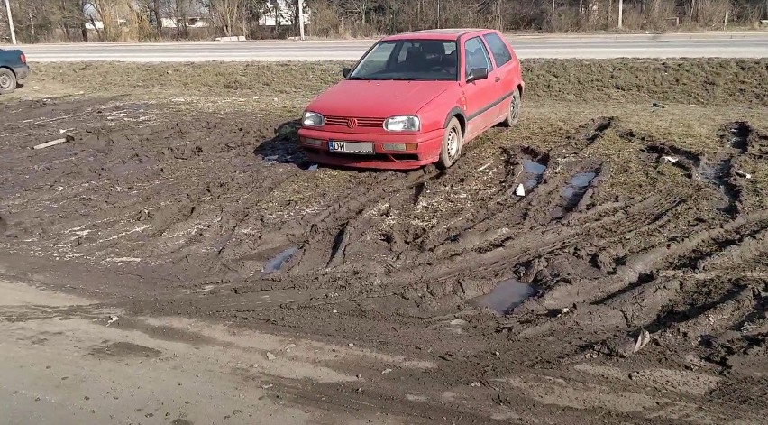 Trawnik na Jagodnie został zniszczony. Na pasie zieleni...