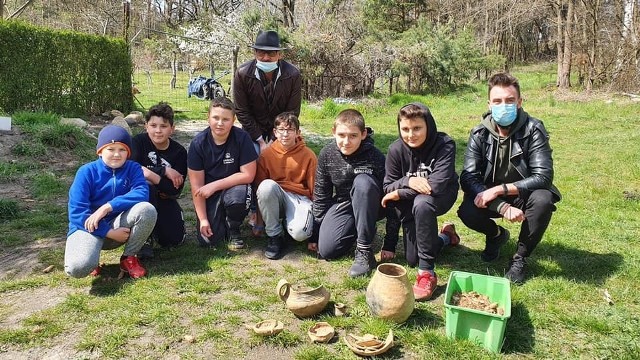 Dzień po odkryciu na miejsce przyjechał burmistrz, przedstawiciele gminy i konserwatora zabytków.