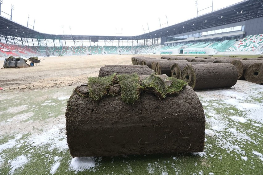 Na stadionie w Sosnowcu trwa wymiana murawy....