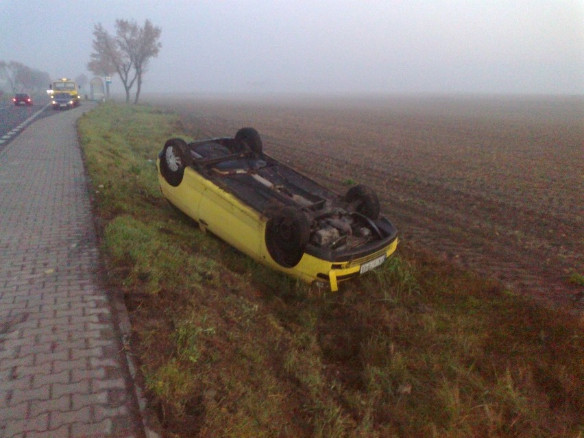 Wypadek w Kościelnej Wsi: Samochód dachował i wpadł do rowu