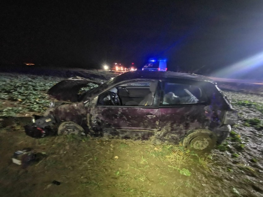 Volkswagen polo wypadł z drogi i dachował na polu.