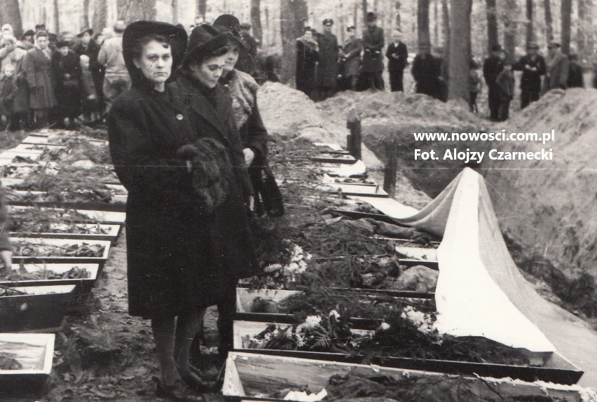 Ekshumacja ofiar Barbarki w 1946 roku. Na zdjęciu krewne...