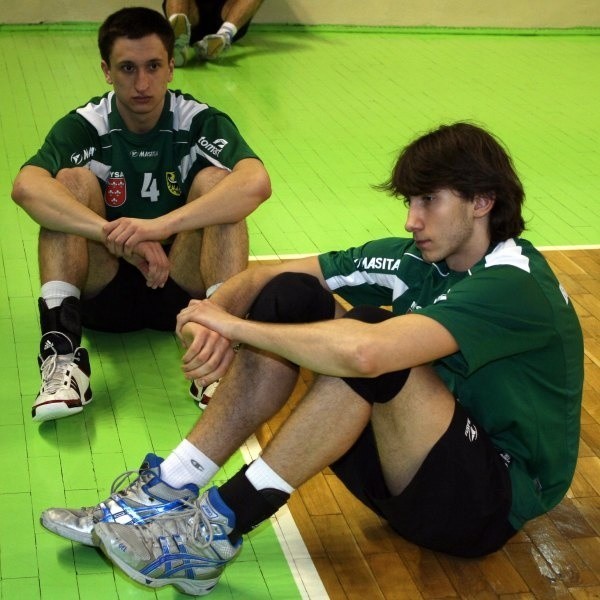 Dawid Bułkowski (z prawej) i Bartłomiej Podgórski długo po meczu nie potrafili zrozumieć jak mogli przegrać w tak fatalnym stylu.