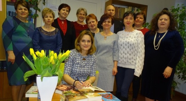 Na zakończenie spotkania Krystyną Mirek i czytelnicy pozowali do pamiątkowego zdjęcia.