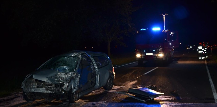 Za Tragaminem renault twingo zderzyło się czołowo z...