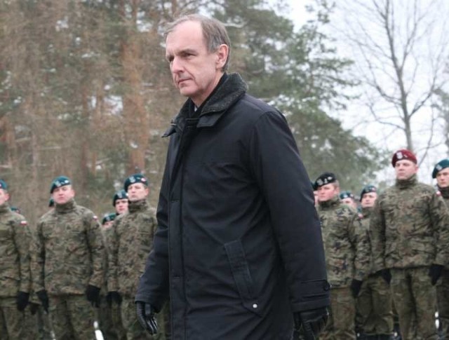 Minister Bogdan Klich odwiedzi ćwiczących w Nowej Debie żołnierzy zespołu bojowego wydzielonego z GROMU.