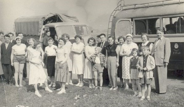 Stare, czasem nadgryzione zębem czasu fotografie, znalazły...