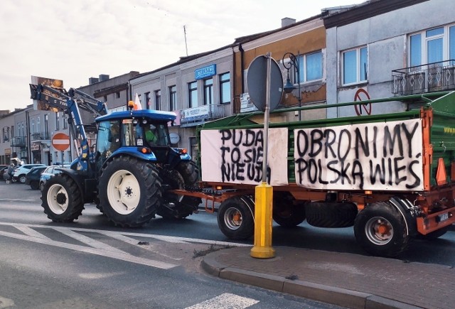 Rolnicy protestowali w Szczekocinach przeciwko Piątce dla Zwierząt.Zobacz kolejne zdjęcia. Przesuwaj zdjęcia w prawo - naciśnij strzałkę lub przycisk NASTĘPNE