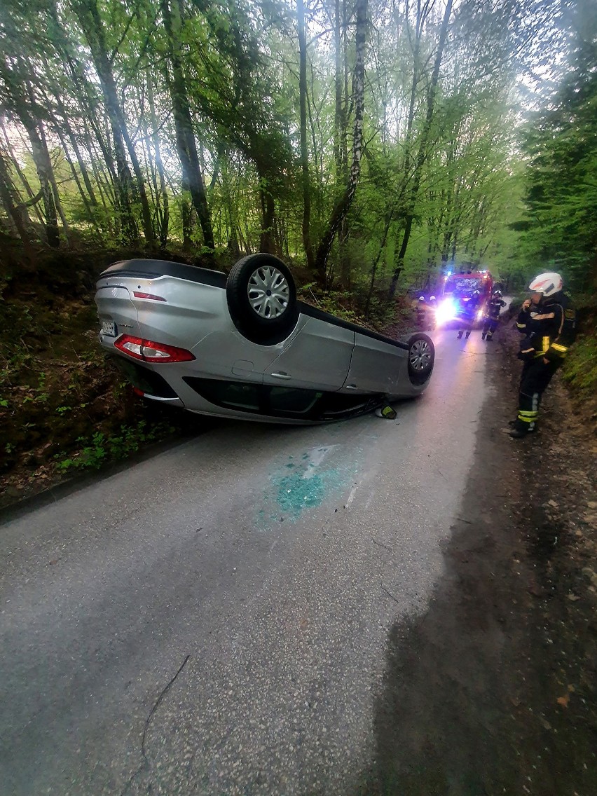 Stary Sącz. Osobówka dachowała na lokalnej górskiej drodze