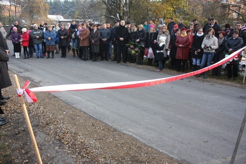 Odsłonięto pomnik upamiętniający ofiary katastrofy pod Szczekocinami [ZDJĘCIA]