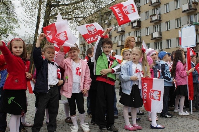 Przedszkolaki miały ze sobą biało-czerwone flagi.