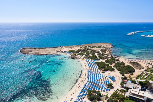 Plaże Cypru są nie tylko piękne i wygodne, ale też pełne nietypowych atrakcji. Która plaża najlepiej nadaje się dla rodzin z dziećmi, imprezowiczów albo miłośników natury? Na której plaży Cypru można spotkać dzikie osły, obserwować lądujące samoloty albo zwiedzać starożytne grobowce? Zapraszamy do naszego przewodnika po wyjątkowych plażach słonecznej wyspy.