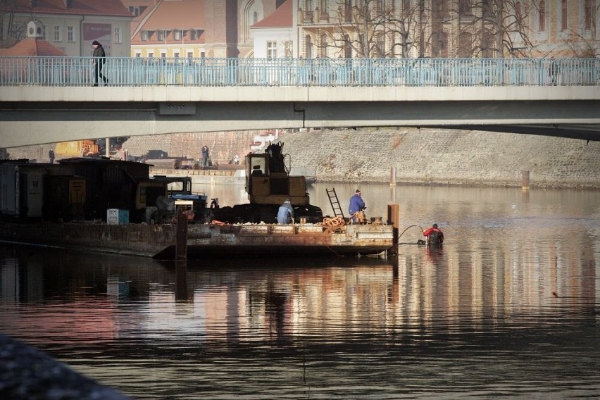 Wrocław: Ładunki wybuchowe pod mostem Pokoju. Saperzy kruszyli beton