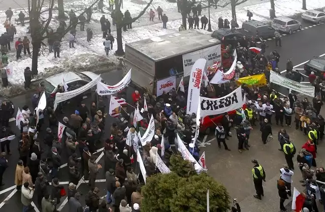 Do marszu Solidarności dołączyli rolnicy, którzy od tygodnia protestują przed siedzibą Agencji Nieruchomości Rolnych.