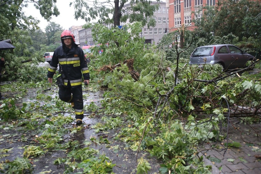 Nad Chorzowem przeszła trąba powietrzna, szkody są też w...