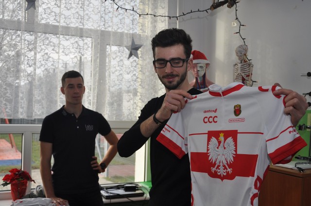 Piotr Brożyna podarował szkole z Orońska reprezentacyjną koszulkę z autografem.
