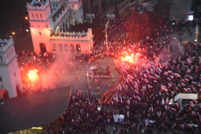 Marsz Biało-Czerwony pod hasłem "Dla Ciebie Polsko", organizowany przez Prezydenta Andrzeja Dudę połączył się z Marszem Niepodległości w Warszawie.