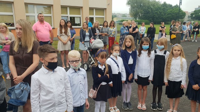 Uczniowie szkoły podstawowej nr 7 w Strzelcach Opolskich na zakończeniu roku szkolnego 2020/2021.