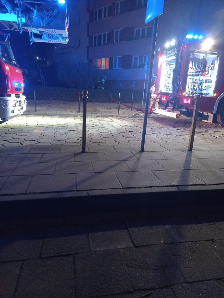 Pożar na Niebuszewie. Strażacy walczą z pożarem w budynku przy ulicy Kadłubka