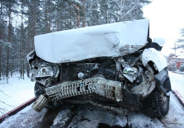 Czołówka przy cmentarzu. Opel uderzył w daewoo. Jedna osoba w szpitalu (wideo i zdjęcia)