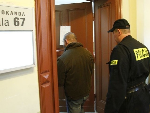 Na wczorajszą rozprawę Krzysztof M. trafił z aresztu. Skrupulatnie notował zeznania świadków.