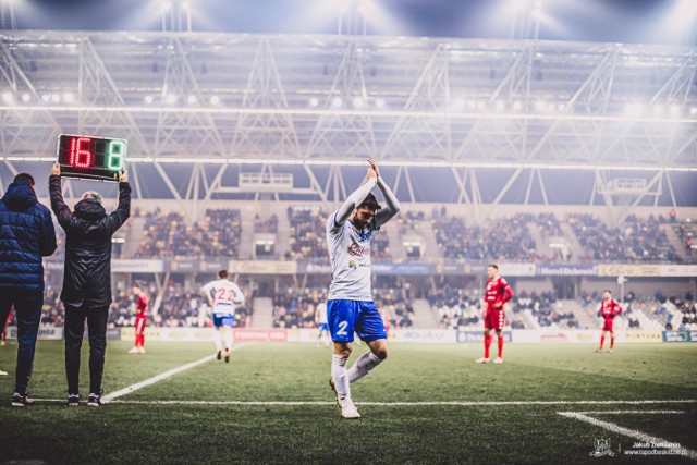 Ezequiel Bonifacio zbiera gratulacje kibiców po udanym występie przeciwko Widzewowi. Podbeskidzie wygrało z liderem 4:0