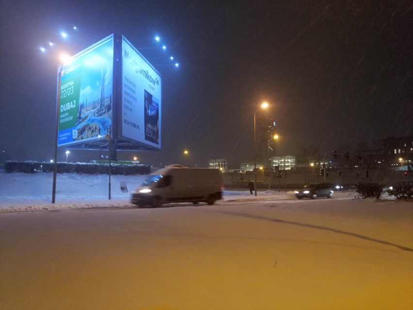 Korek na A4 w Śląskiem, śnieg także na głównych trasach: DTŚ, DK 79. Niektóre przystanki nieobsługiwane. Zobacz raport z 16 grudnia