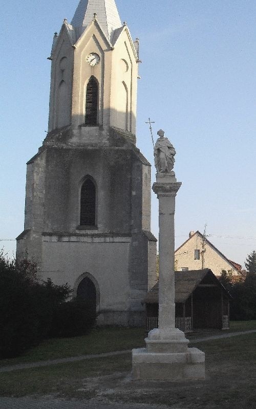 Figura świętego Dominika stoi obok kolegiaty w Skalbmierzu. 