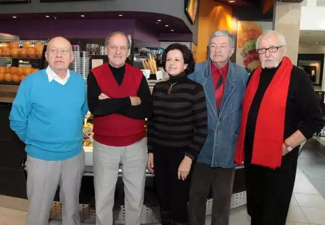 To tylko część członków Klubu Emerytasa i sympatyków, od lewej: Marek Fagasiński, Andrzej Mędrzycki, Jolanta Dziewic, Marek Ludwiczak i Adam Roskowiński.