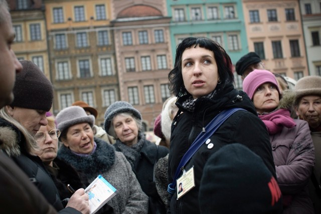 Sylwia Chutnik oprowadza wycieczkę po Starym Mieście w Warszawie, podczas której opowiada o znanych warszawiankach