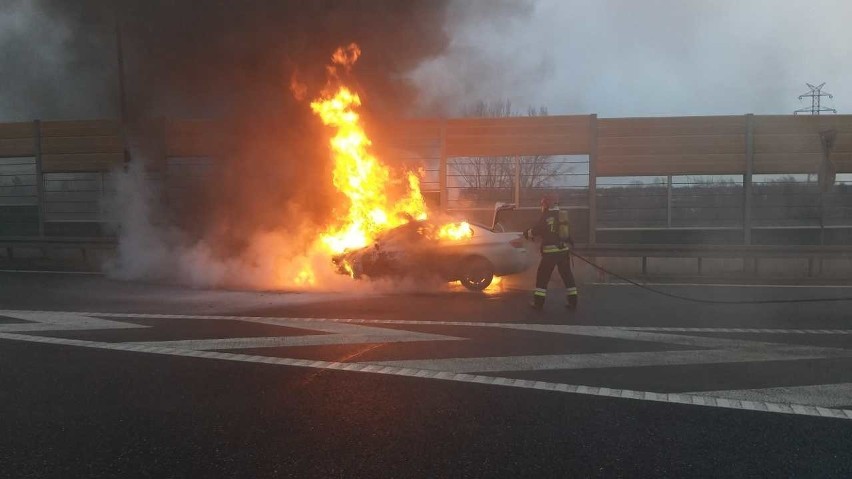 BMW spłonęło przy wyjeździe z Rzeszowa na autostradę. Właściciel obarcza winą producenta 
