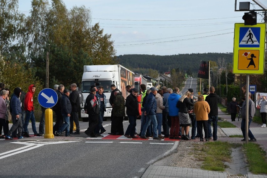 Protest mieszkańców Radkowic. Droga była zablokowana. Tworzyły się korki [ZDJĘCIA]