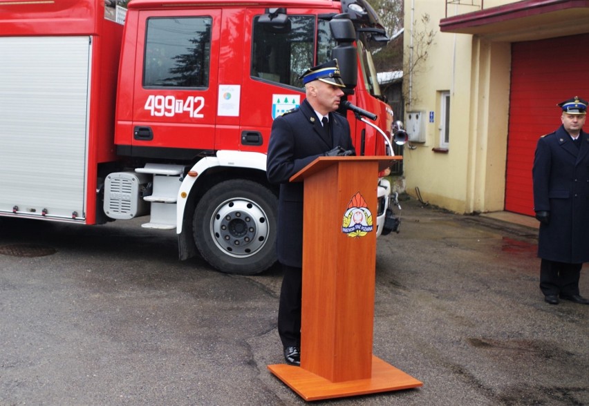 Uroczyste przekazanie wozu strażackiego dla Ochotniczej Straży Pożarnej w Brodach. Zobacz zdjęcia