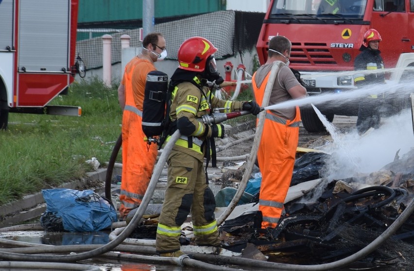 Duży pożar na wysypisku śmieci w Kędzierzynie-Koźlu. Płoną gabaryty. To kolejne takie zdarzenie w tym miejscu