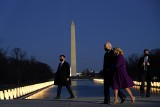 Gdy Joe Biden ruszał do Waszyngtonu, miał łzy w oczach. W stolicy uczcił ofiary koronawirusa