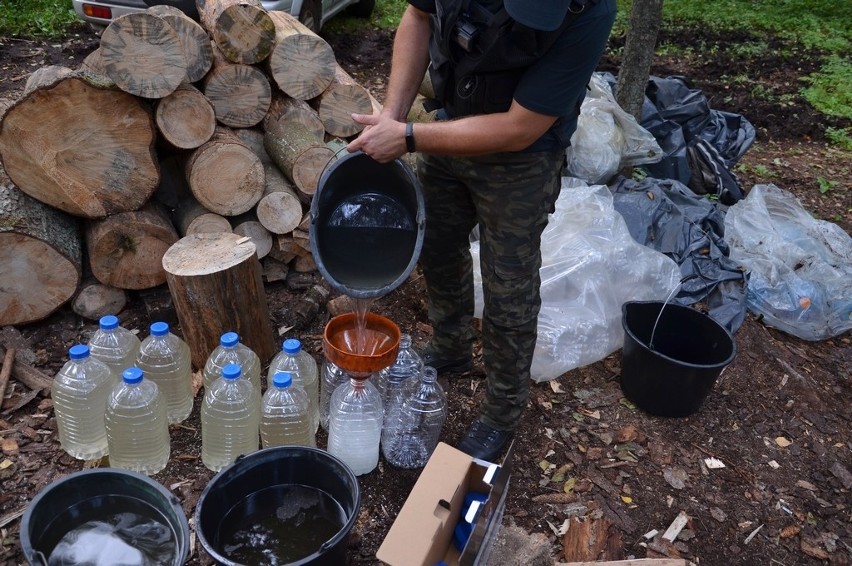 Funkcjonariusze podlaskiej KAS zlikwidowali nielegalną bimbrownię w lesie koło Gródka. Zabezpieczono ponad 150 litrów alkoholu [ZDJĘCIA]