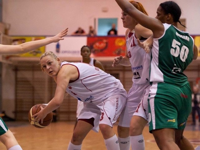 Justyna Daniel (z piłką) i Marta Żyłczyńska (w środku) w walce z Anną McLean z Rybnika.